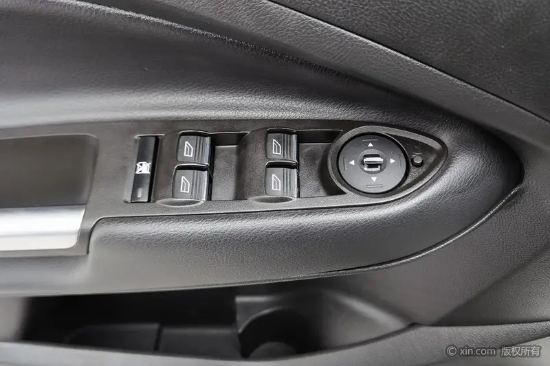 Ford Kuga — фото 17