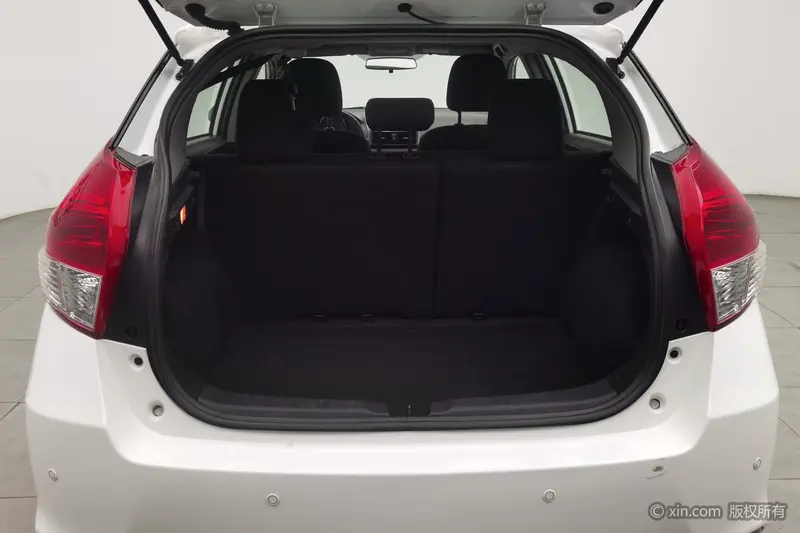 Toyota Yaris L — фото 19