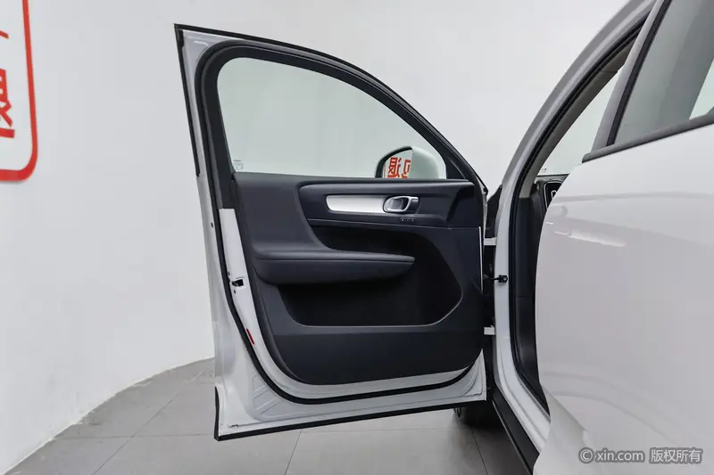 Volvo XC40 — фото 16