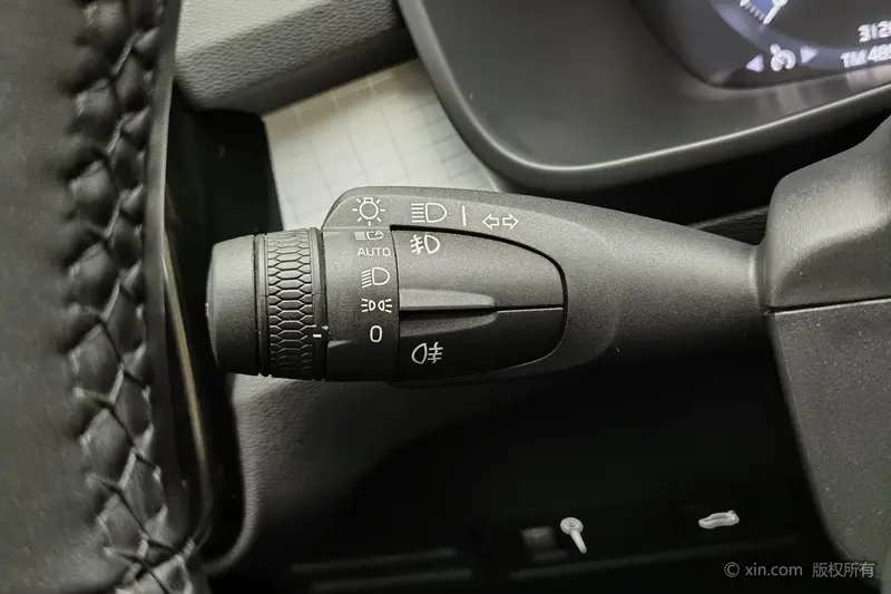 Volvo XC40 — фото 11