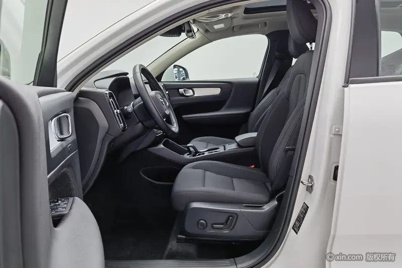 Volvo XC40 — фото 12