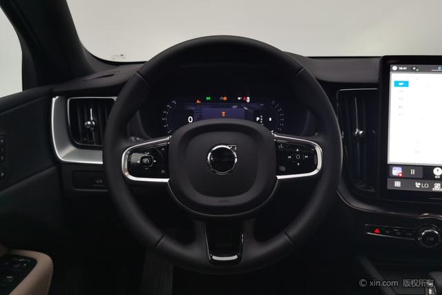 Volvo XC60 2026 B 5 4 WD — фото 16
