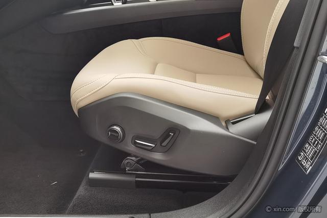 Volvo XC60 2026 B 5 4 WD — фото 12