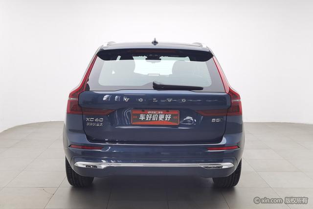 Volvo XC60 2026 B 5 4 WD — фото 3