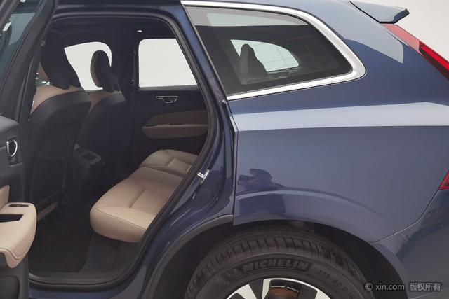 Volvo XC60 2026 B 5 4 WD — фото 20