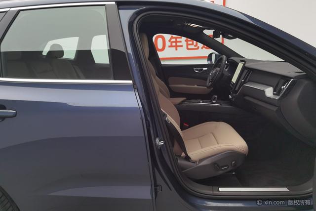 Volvo XC60 2026 B 5 4 WD — фото 14