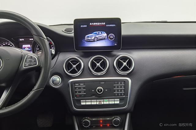 Mercedes-Benz A-Class 2018 A 200 — фото 11