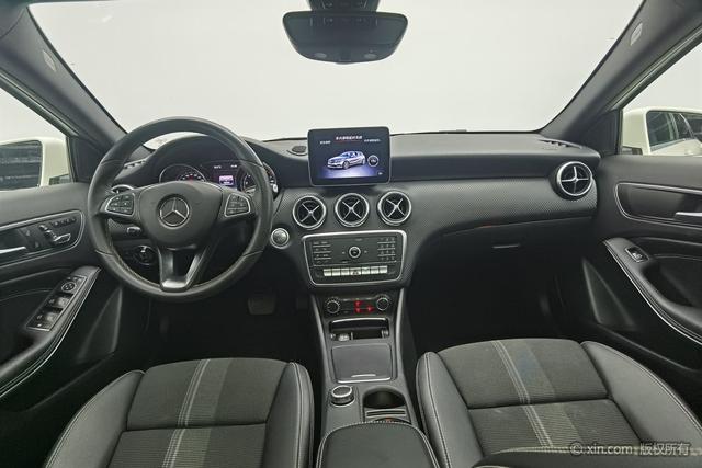 Mercedes-Benz A-Class 2018 A 200 — фото 13