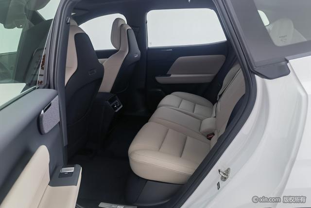 Volvo XC70 2026 4 WD Core — фото 20