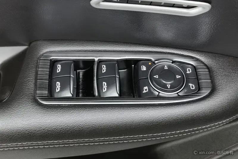 Cadillac XT5 — фото 18
