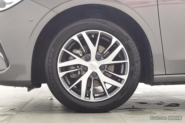 Geely Emgrand 2025 4 1.5 L MT — фото 8