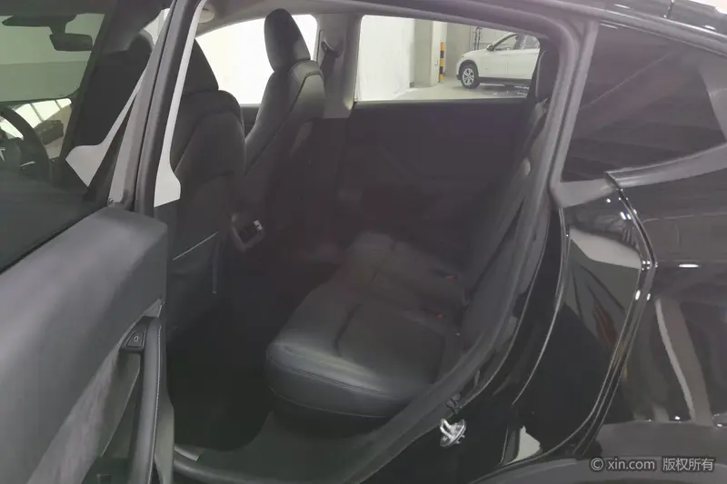Tesla Model Y — фото 12