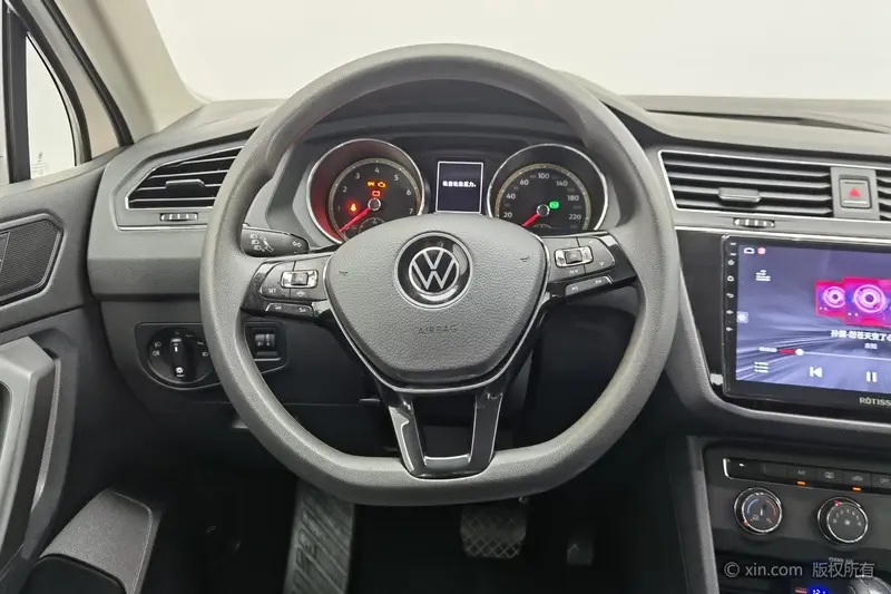 Volkswagen Tiguan L — фото 9