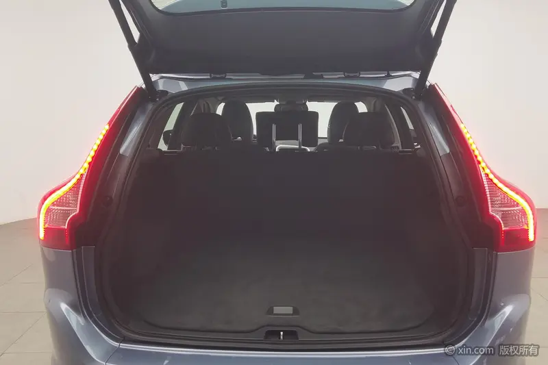 Volvo XC60 — фото 18