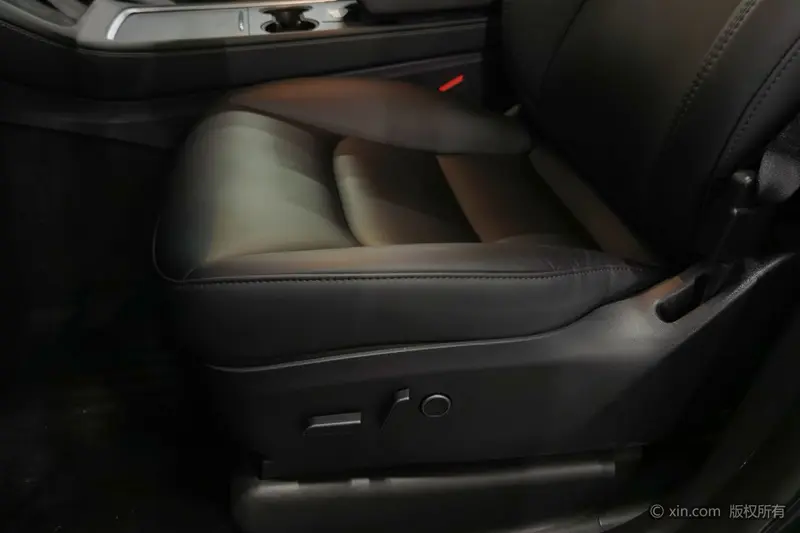 Tesla Model Y — фото 11