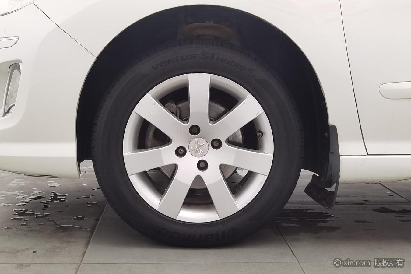 Peugeot 408 2013 1.6L MT Comfort