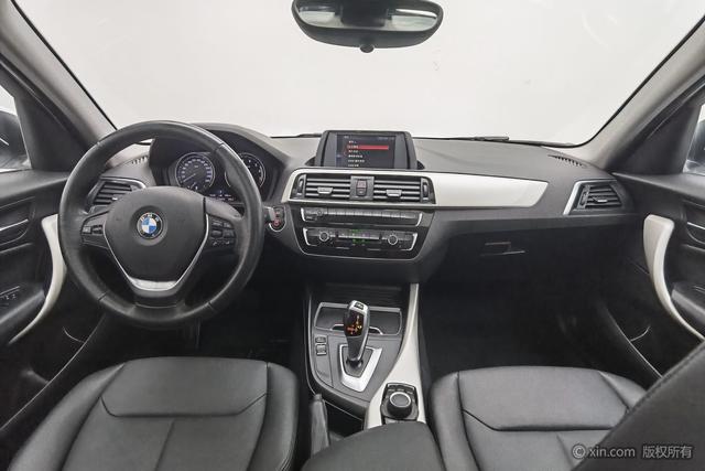 BMW 1-Series 2018 118i Leading — фото 12