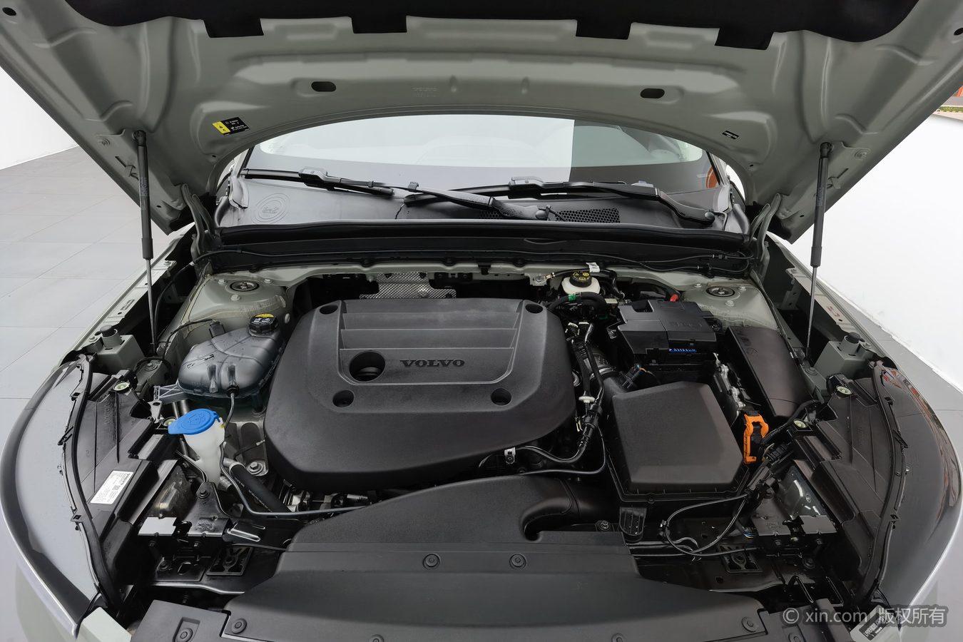 Volvo XC40 2024 B4 Luxury