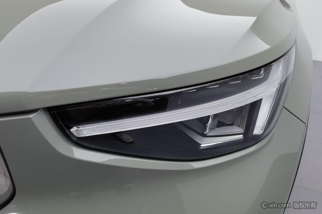 Volvo XC40 2024 B4 Luxury