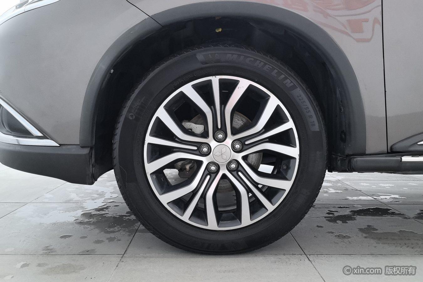 Mitsubishi Outlander 2016 2.4L Luxury 7 мест
