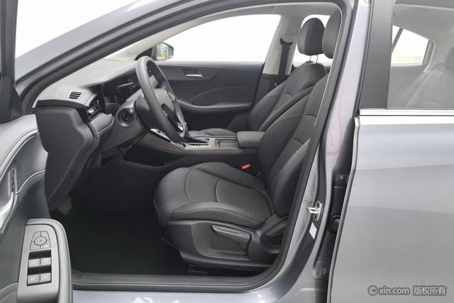Roewe i5 2024 1.5 L CVT — фото 17