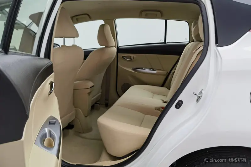 Toyota Yaris L — фото 14