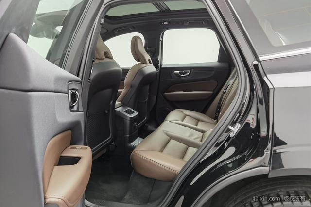 Volvo XC60 — фото 19