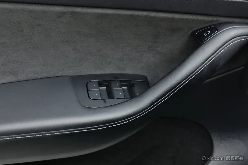 Tesla Model Y — фото 15