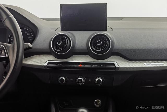 Audi Q2L 2020 35 TFSI — фото 12