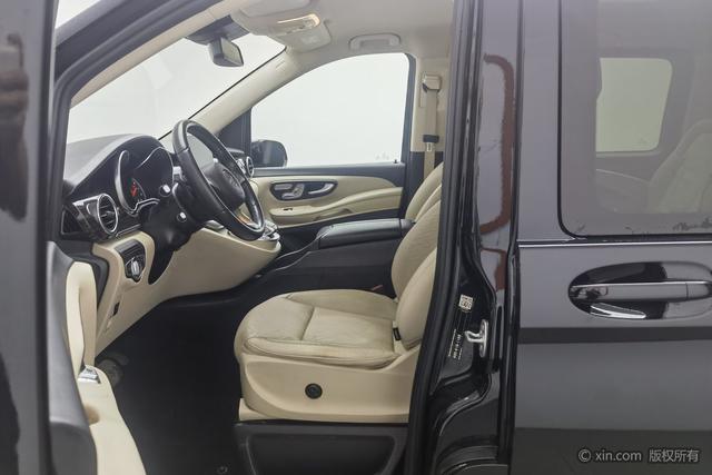 Mercedes-Benz V-Class 2018 V 260 VI — фото 17