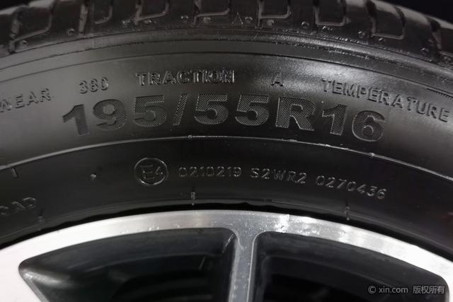 Geely Emgrand 2025 4 1.5 L CVT — фото 11