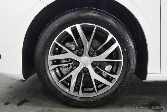 Geely Emgrand 2025 4 1.5 L CVT — фото 9