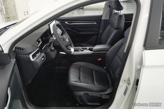 Geely Emgrand 2025 4 1.5 L CVT — фото 18