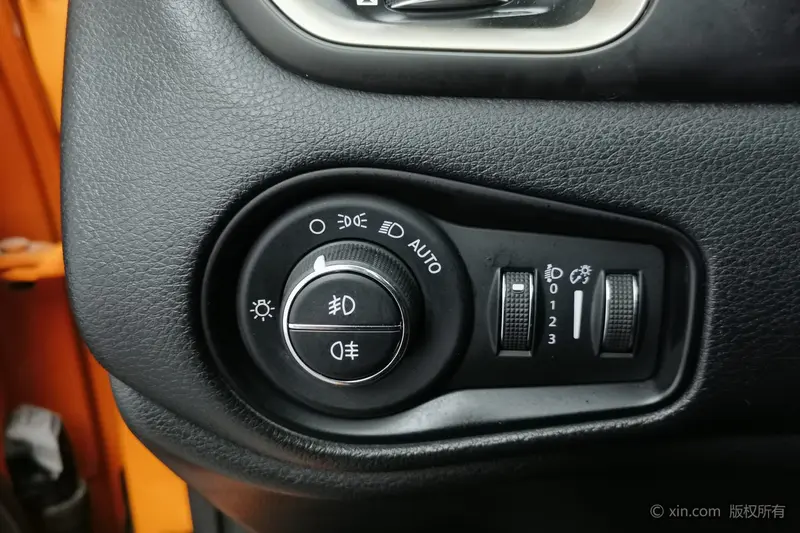Jeep Renegade — фото 11