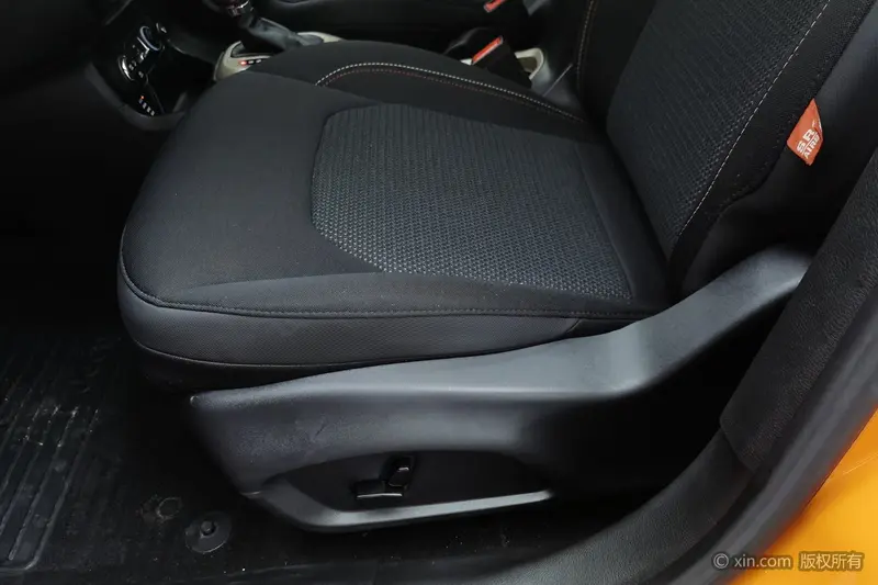 Jeep Renegade — фото 13