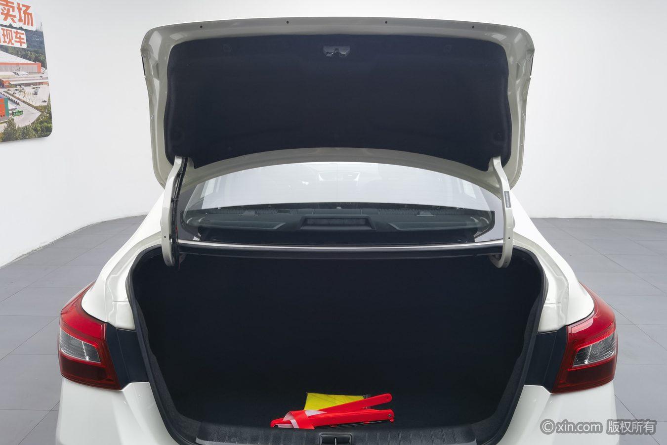 Nissan Xuan Yi 2024 Белый из Китая, фото 3