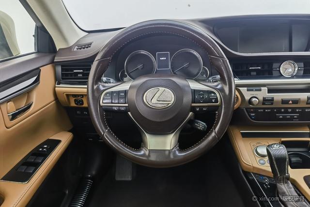 Lexus ES 2015 300h — фото 14