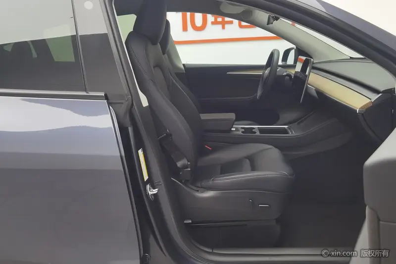 Tesla Model Y — фото 12