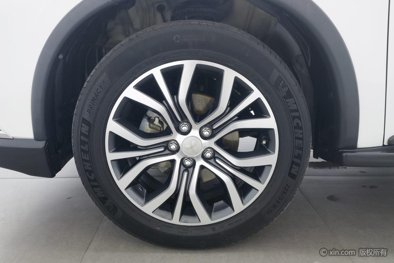 Mitsubishi Outlander 2018 2.4L Luxury 7 мест