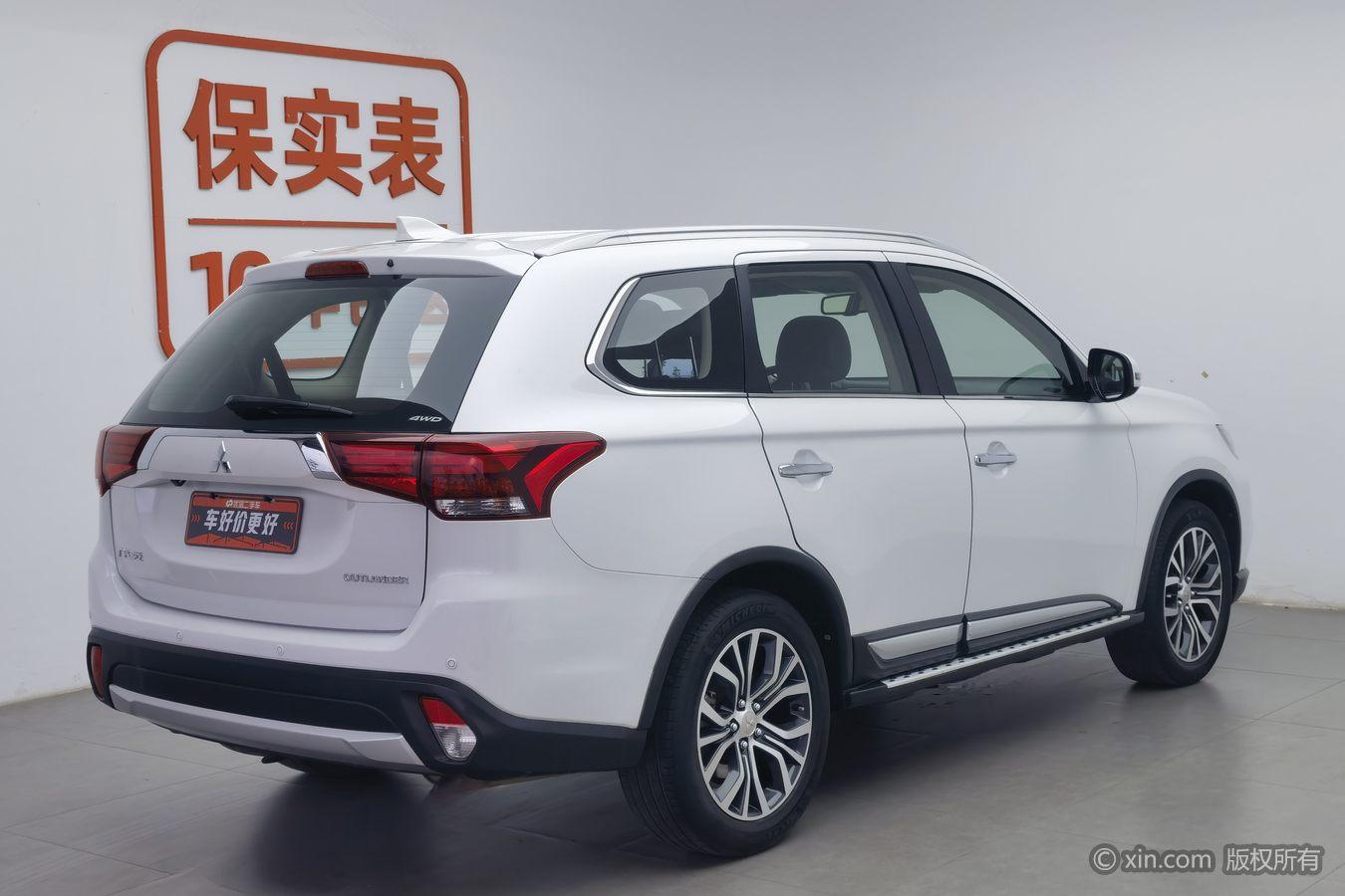 Mitsubishi Outlander 2018 2.4L Luxury 7 мест