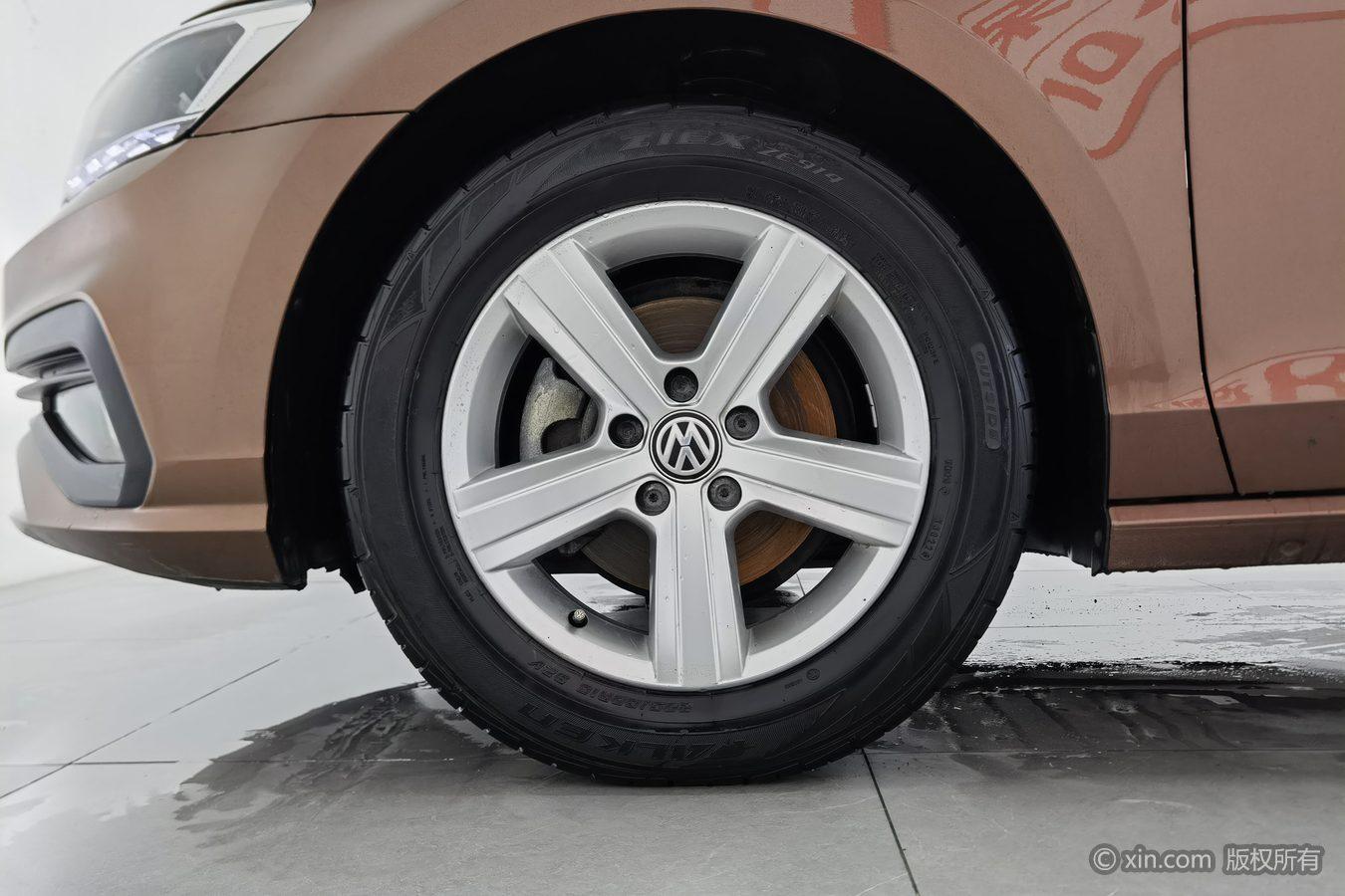 Volkswagen Lamando 2019 230TSI MT V