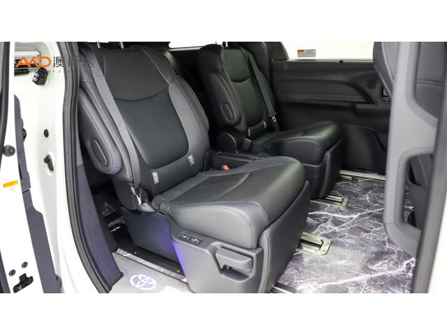 Toyota Granvia 2022 2.5 LHybrid — фото 11