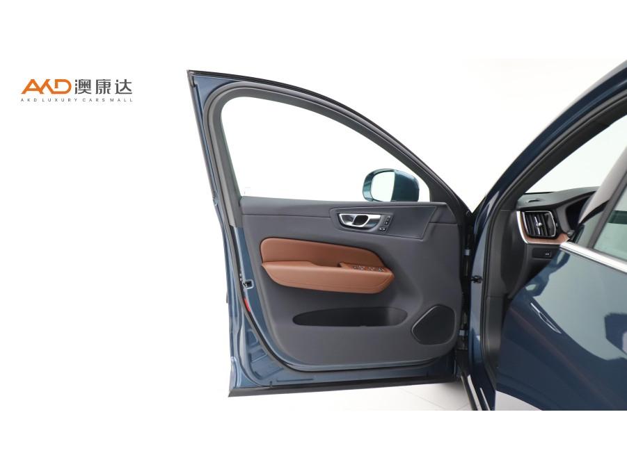 Volvo XC60 2025 B5 Luxury