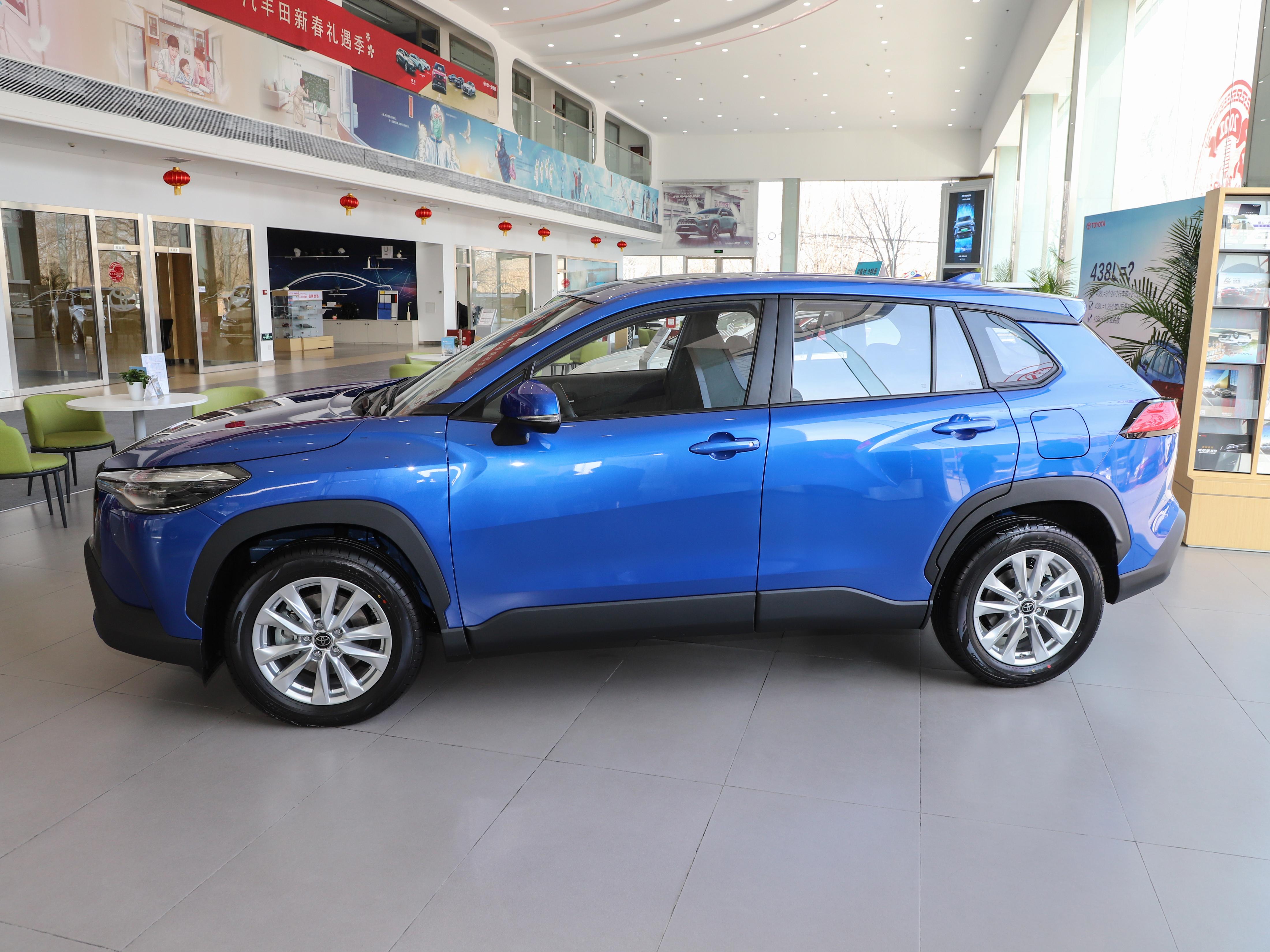 卡罗拉suv,丰田的新车,2.0l发动机油耗才5.9l!实拍卡罗拉锐放